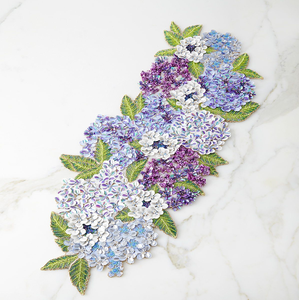 Magnifique chemin de table artisanal à motifs floraux d'hortensias pastel violet, bleu et blanc, disponible à prix de gros - Product Image 4