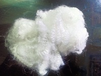Fibre synthétique creuse en polyester recyclé GRS, non siliconée, ignifuge, résistante à l'abrasion, matériau de rembourrage 15D64HD