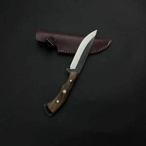 Cuchillo de Caza y Camping, Hoja Fija de Acero al Carbono con Borde Parcialmente Dentado y Mango de Madera de Nogal, Funda de Cuero - Product Image 1