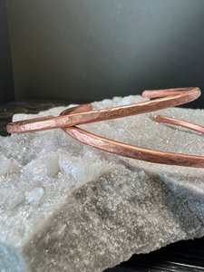 Bracelet manchette en cuivre pur martelé fait main, fil rond massif, artisanat en cuivre, bijoux délicats à empiler, bijoux de guérison pour hommes et femmes, OEM. - Product Image 6