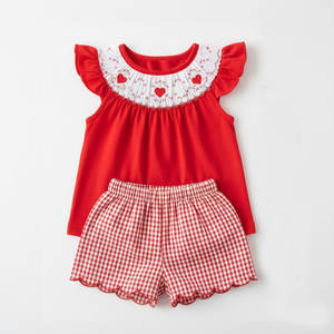 Adorable Conjunto de Pantalones Cortos con Corazones Bordados a Mano para Bebé Niña, para San Valentín - Product Image 1