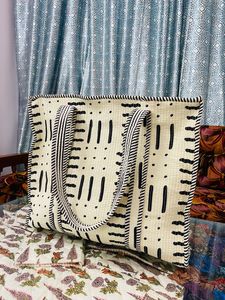 Sac fourre-tout en coton matelassé fait main imprimé Black Dash pour femme, sac à bandoulière pour le shopping, vente en gros pour boutiques - Product Image 1