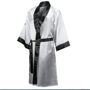 Bata de Boxeo de Material Sintético 100% Poliéster, Manga Larga, Diseño de Logotipo Bordado, Sublimación, Hecha en Sialkot - Product Image 1