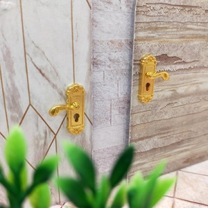 Accessoires pour maison de poupée miniature, poignée de porte dorée luxueuse en métal et clé, mini jouet qui capture parfaitement l'élégance du style classique - Product Image 5