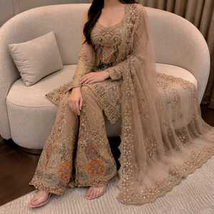 Conjunto de traje Anarkali Sharara pakistaní beige para mujer con bordado Zari pesado, lentejuelas, trabajo de espejo, adornos de perlas y dupatta de red. - Product Image 1