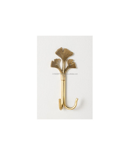 Crochets muraux compacts en laiton, idéaux pour les couloirs étroits, offrant des points de suspension pratiques dans les espaces de vie des appartements urbains. - Product Image 3