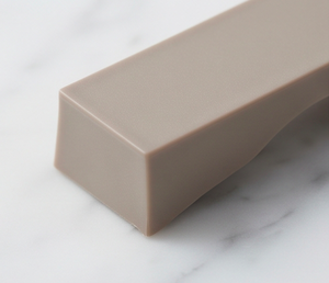 Reposacucharas de silicona color taupe, soporte largo para utensilios con ranura curva para encimera de cocina y uso con vajilla. - Product Image 2