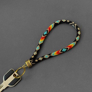 WE HERE EXPORTS Cadena de Muñeca Hecha a Mano para Mujer con Perlas de Imitación, Diseño de Llave Colorida, Soporte Duradero para Anillos, Uso Diario - Product Image 6