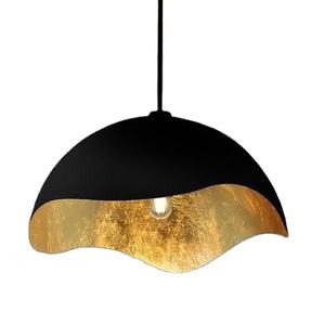 Luminaire suspendu moderne en forme de dôme noir avec intérieur en feuille d'or, lampe de plafond suspendue de luxe pour le salon et la salle à manger - Product Image 1