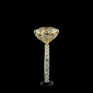 Anillo de compromiso con diamante cultivado en laboratorio de 4 quilates, corte brillante redondo, certificado por IGI, oro amarillo de 14K, 6 puntas, VVS1, banda pavé de moissanita - Product Image 2