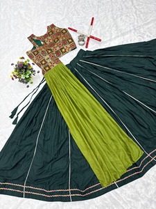 Conjunto de Lehenga Choli Plisado de Dos Tonos, Estampado, en Georgette, Traje Étnico para Bodas, Fiestas y Bailes - Product Image 4