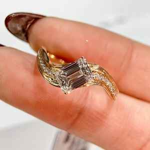 แหวนเพชรทรงเอเมอรัลด์ 1 กะรัต ผลิตในห้องปฏิบัติการ ได้รับการรับรองจาก IGI แหวนทองคำแท้ 14k ดีไซน์โค้งมน สำหรับผู้หญิง เหมาะเป็นของขวัญเซอร์ไพรส์สำหรับเธอ - Product Image 2