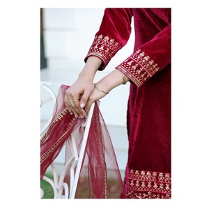 Ropa tradicional china Hermoso traje de terciopelo bordado con trabajo bordado de secuencia - Product Image 4