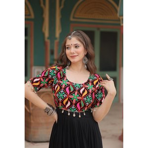 Vestido de Algodón Especial para Navratri con Trabajo Kutchi Gamthi Kodi para Ocasiones de Diwali - Product Image 5