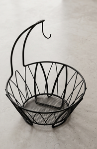 Cesta moderna negra de alambre para frutas con gancho para colgar plátanos, tazón de metal abierto, soporte para encimera de cocina - Product Image 5