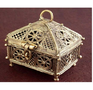 Paandan de metal oscuro con forma de cúpula, con exquisito filigranado floral y cierre seguro, disponible a precios de mayorista. - Product Image 3