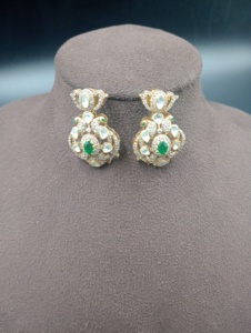 Boucles d'oreilles pendantes en cristal vert Amaira Jewels, strass blancs, design floral argenté, design ethnique pour femmes, provenant du Rajasthan - Product Image 1