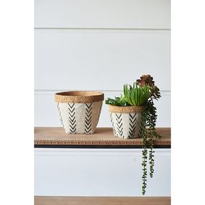 Set di 2 Vasi in Cemento Bianco e Marrone con Motivo a V, 10x8\" e 8x6.5\", Fioriere e Vasi per Piante - Product Image 1