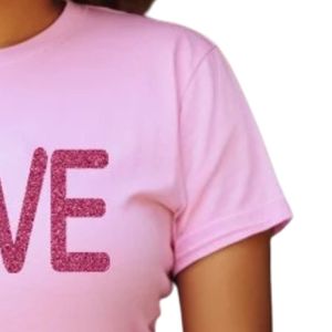 เสื้อยืดคอกลมแขนสั้นสีชมพูสำหรับผู้หญิง พร้อมตัวอักษรคำว่า LOVE ลายกุหลาบ และกราฟิกตราสัญลักษณ์วงกลม แฟชั่นลำลองทันสมัยสำหรับทุกวัน - Product Image 5