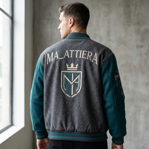 Chaqueta Letterman Gris Teal para Hombre, Cuerpo de Lana, Mangas de Felpa, Parches Bordados, Botones a Presión, Personalizable OEM ODM - Product Image 3