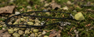 Collier pendentif en pierre de serpentine naturelle roulée avec cordon ciré noir - Bijou en pierre précieuse de guérison pour hommes et femmes - Product Image 2