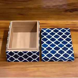Exquisita Caja con Incrustaciones de Hueso con Diseño Chevron, Perfecta para Decoración de Mesa - Product Image 1