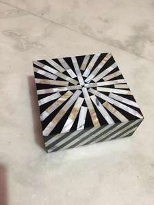 Caja de Música de Resina Hecha a Mano con Patrón de Amor en Blanco y Negro, Joyería de Lujo, Exportación Global, Tamaño y Color Personalizables de Fábrica - Product Image 5