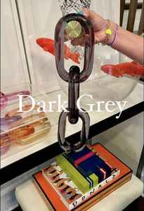 Escultura de arte de cadena de resina montada en la pared, color fucsia ahumado, decoración de bucles entrelazados para aplicación en pasillos interiores. - Product Image 6