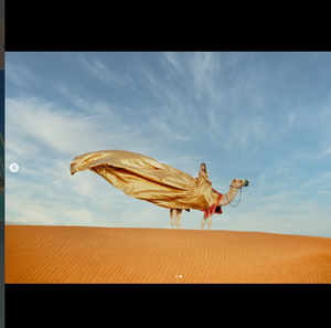 Vestido de satén dorado de lujo con cola larga y fluida para sesión de fotos en el desierto de Dubái, elegante traje de satén premium. - Product Image 2