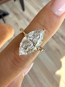 Anillo de diamante cultivado en laboratorio con corte marquesa de 4 quilates, anillo con banda pavé de oro amarillo de 14k, certificado por IGI. - Product Image 3
