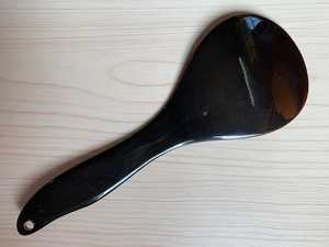 Grande cuillère en corne de buffle naturelle, fabriquée à la main avec une finition polie et un motif naturel foncé unique, idéale pour servir. - Product Image 1