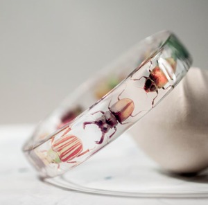 Bracelet en résine fait main avec des insectes réels, bracelet transparent tendance, design exquis, cadeau promotionnel original - Product Image 2