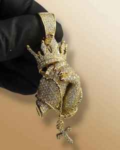 Pendentif Rose Couronnée Sertie de Diamants CZ Plaqué Or, Breloque Collier Hip Hop, Bijou de Luxe - Product Image 3