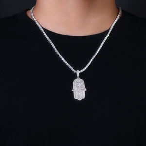 Pendentif main Hamsa en cristal plaqué argent, bijou de mode hip-hop pour homme - Product Image 1