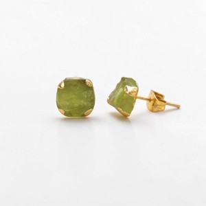 Boucles d'oreilles clous en péridot vert certifié tiers, plaqué or 14 carats, pierre de naissance brute, style minimaliste, pour femme, collection Printemps - Product Image 1