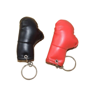 Mini Guantes de Boxeo de Piel Sintética Rojos y Negros, Accesorio de Llavero Unisex - Product Image 1