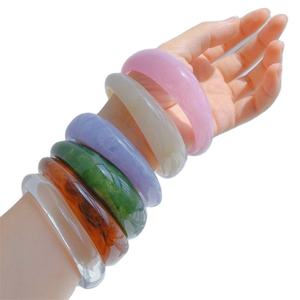 Pulsera de regalos de joyería apilable de moda, brazalete de gelatina acrílica de resina gruesa redonda Irregular transparente para mujeres y niñas - Product Image 1