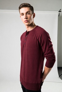 เสื้อเชิ้ตแขนยาวลำลองสำหรับผู้ชาย สีมารูน ทรงหลวม สวมใส่สบายทุกวัน - Product Image 2