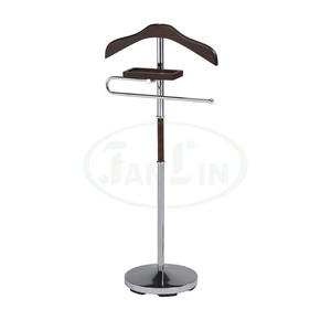 Venta al por mayor uso diario alta calidad poste de madera acero cromado valet ropa soporte perchero nogal OEM ahorro de espacio derribar - Product Image 3