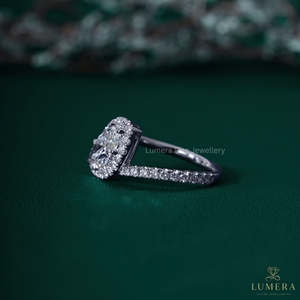 Bague intemporelle en diamant de laboratoire taille marquise, avec halo pavé éclatant et sangle de diamants, pour un cadeau romantique de fiançailles et d'anniversaire - Product Image 3