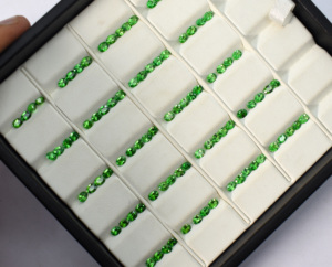 Tsavorita natural verde intenso, corte ovalado, 4x3 mm, tamaño melee, limpieza óptica, gema suelta para joyería. - Product Image 1