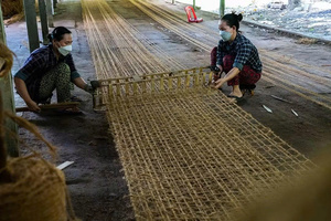 ผลิตตาข่ายใยมะพร้าวสำหรับควบคุมการกัดเซาะ ตาข่ายใยมะพร้าวย่อยสลายได้ทางชีวภาพ 700 กรัม ตาข่ายใยมะพร้าวทนทาน ขนาดตาข่าย 2x2 ซม. ปรับแต่งขนาดได้ - Product Image 4