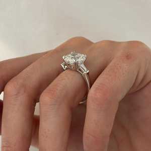 Bague à trois pierres en diamant de laboratoire de 5 carats, taille coussin, E VVS2, double griffe en platine, certifiée IGI - Product Image 6