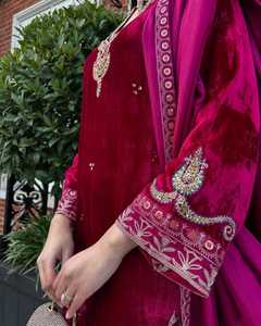 ชุดคุर्ติผ้ากำมะหยี่ดีไซน์เนอร์พร้อมกางเกงและผ้าคลุมไหล่ ประดับด้วยงานปักลายซารีหลากสีสัน งานปักมือ และงานลูกไม้ประดับมือ คุณภาพพรีเมียม - Product Image 3