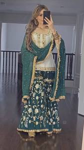 Robe de mariée traditionnelle indienne pakistanaise verte brodée pour femme, longueur ras du sol, coupe classique, avec travail doré, extensible - Product Image 2