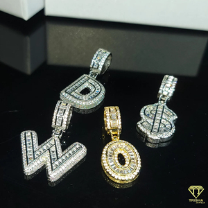 Pendentif Alphabet Personnalisé avec Pierres Baguette Moissanite Diamant Bijoux Streetwear - Product Image 1