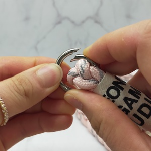 Correa de Teléfono Trenzada de Nailon y Metal, Resistente y Portátil, Diseño de Flor de Cinco Pétalos, Suave, Mantiene el Teléfono Seguro, Agrega un Toque Divertido al Look Diario - Product Image 3