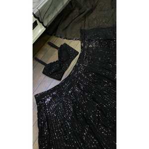 Lehenga Choli noir FB Designer taille M pour les fêtes et les clubs, avec des détails en sequins. - Product Image 4