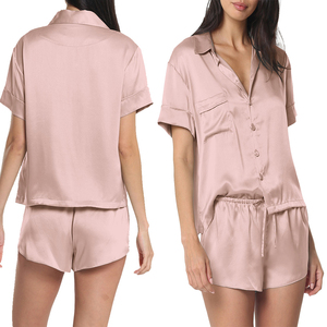 Ensemble de pyjama de luxe en satin de soie avec logo en tissu sur le devant, chemise et short avec poches, pour femme, vente en gros, collection été - Product Image 6