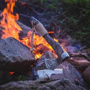 Hache Viking artisanale en acier inoxydable gravé sur mesure avec manche en bois sculpté, pour la survie et le camping, haches forgées à la main de qualité supérieure OEM - Product Image 5